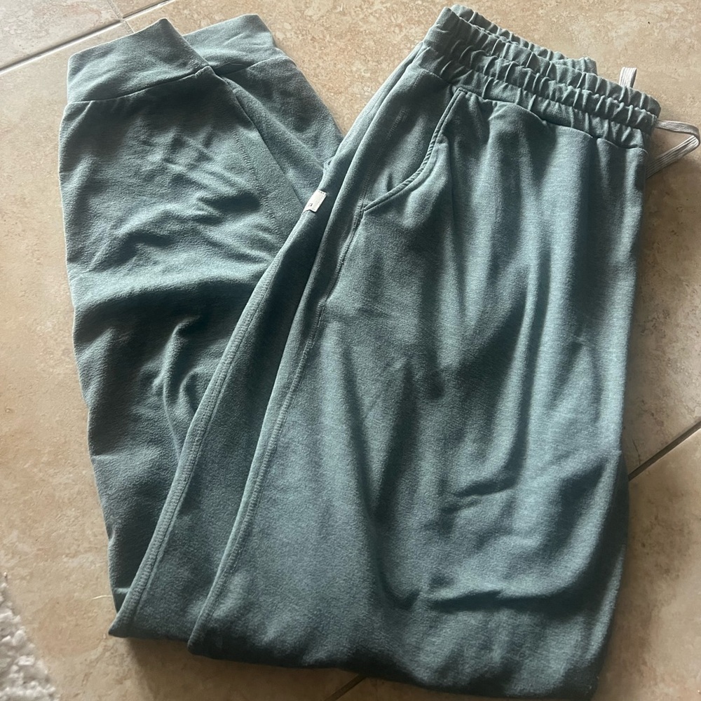 Vuori Performance Jogger size small color green